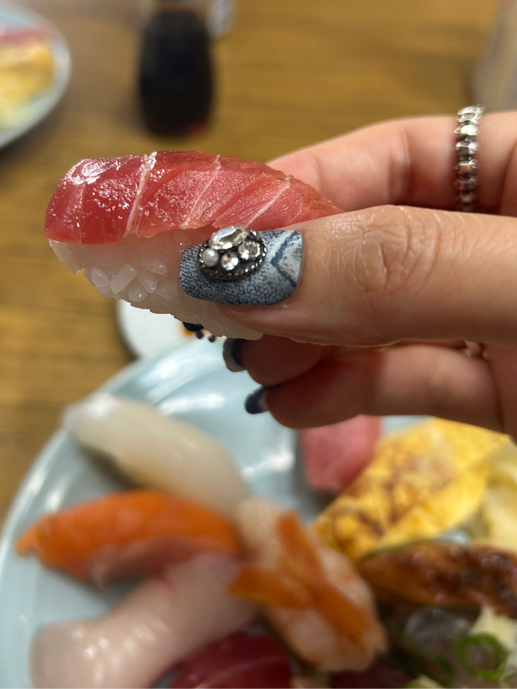 Denim Clash / No.26 − デニムプリント、シルバーアクセント、クリスタルのスクエアネイル