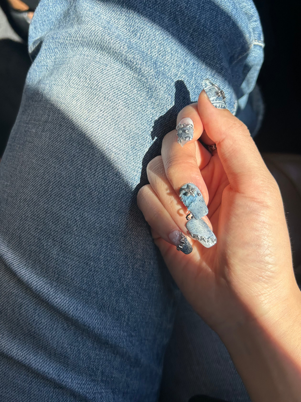 Denim Clash / No.26 − デニムプリント、シルバーアクセント、クリスタルのスクエアネイル