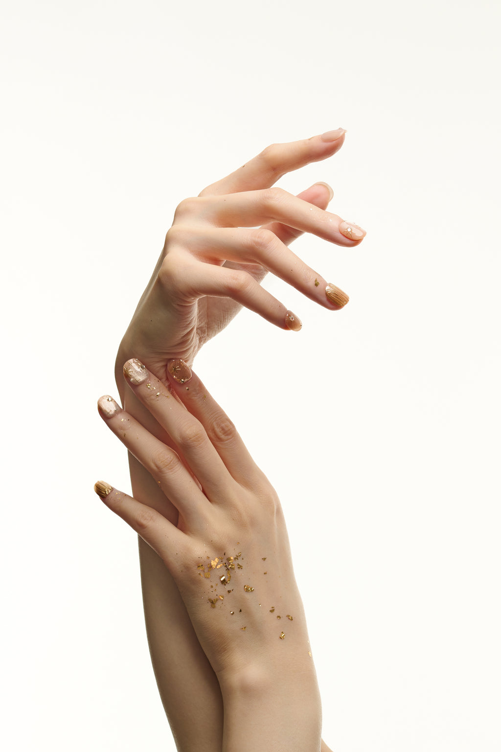 Lunar Layer / No.03 − 繊細な星屑が光るシャンパンベージュのネイル