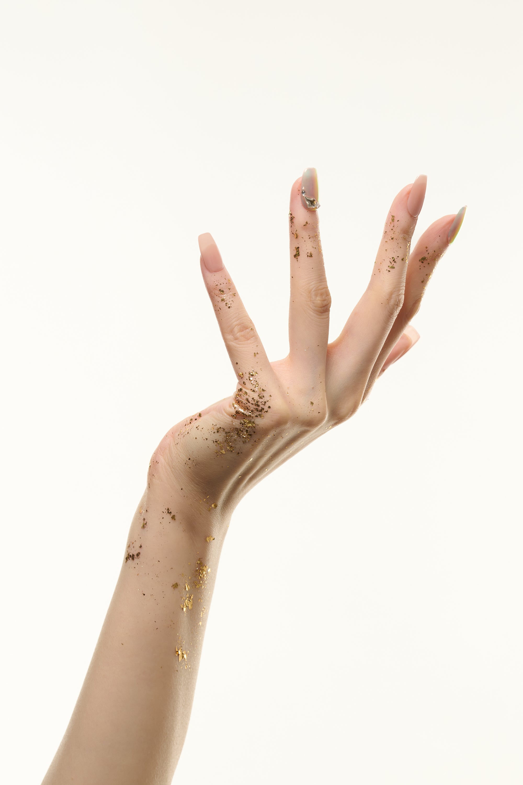 Sun Veil / No.08 – Nude gloss nails with aurora shine and crystal accent