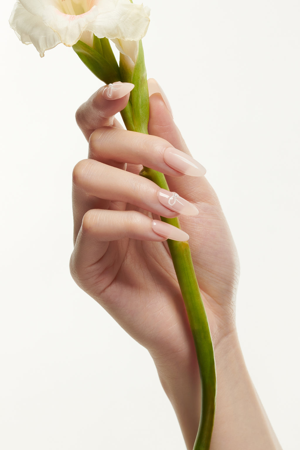 Held Note / No.20 – パールリボンがアクセントのシアーピンクアーモンドネイル