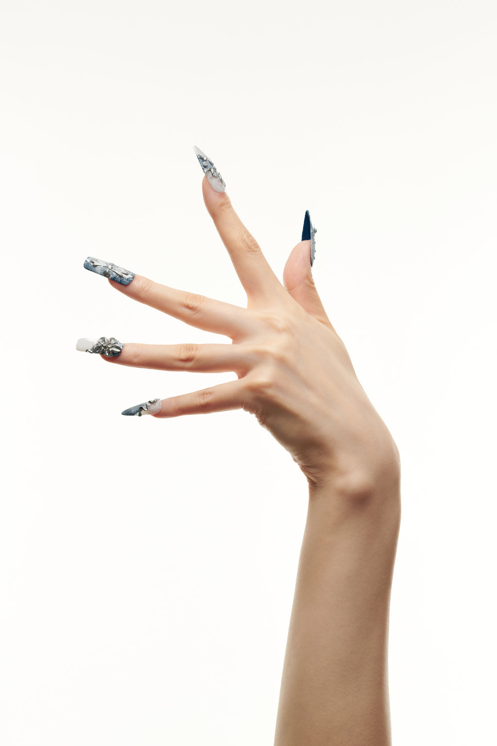 Denim Mode/ No.27 − レースとシルバーのブルーデニムロングネイル